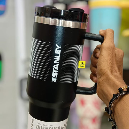 Stanley FlowState Quencher H2.0 Tumbler (40 oz / 1.18 L) in the Dot Pattern Edition