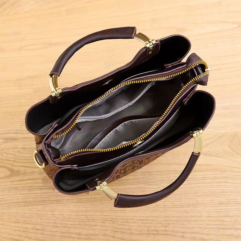 Premium MICHAEL KORS Handbag – Unbeatable Quality & Timeless Style