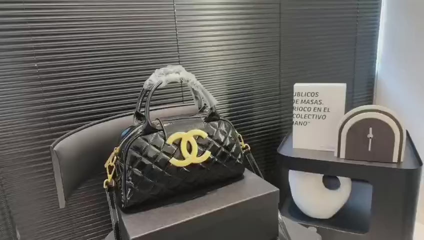 Black quilted Chanel Women’s Large Capacity Fashion Handbag 